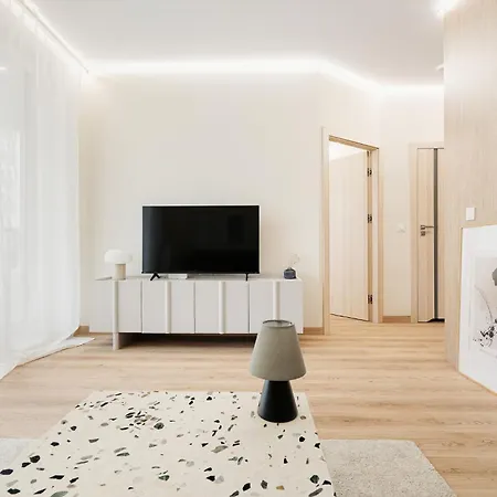 Kmn - Skyline Terrace, Tower & Station Apartman