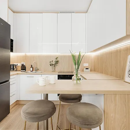 Kmn - Skyline Terrace, Tower & Station Apartman *